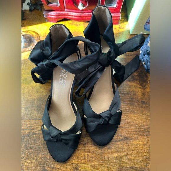 AEROSOLES Black Satin Heels with Bow - Picture 1 of 2